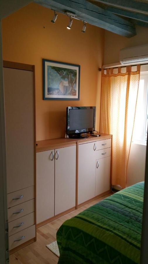 Apartmán Tri Palme Prvic Sepurine Exteriér fotografie